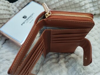 Dámska peňaženka hnedej farby - 4