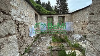Čarovný pozemok s múrmi pôvodného domu, Sebedín - 4