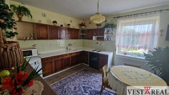 Na predaj veľký rodinný dom s garážou pozemok 838 m2 Veľké K - 4