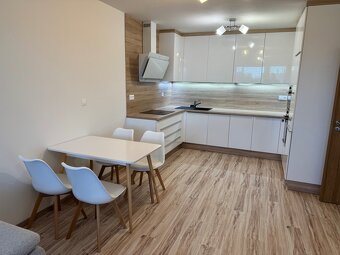 Moderný priestraný 2 izbový byt s garážovým státim - 4