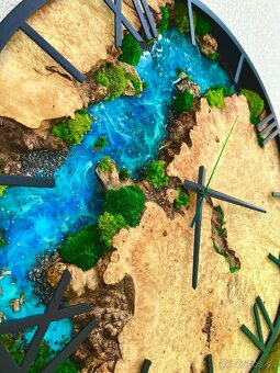 Machové hodiny 50cm , drevené hodiny s machom a epoxidom - 4