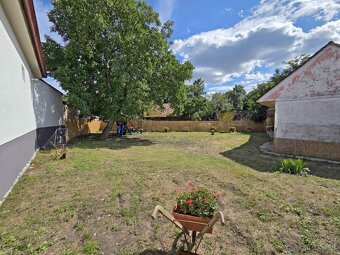 Stavebný pozemok v centre Lozorna s platným stav. povolením - 4