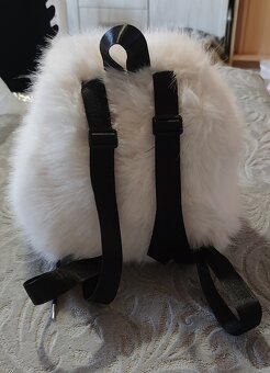 biely chlpatkový batoh - 4