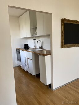 Slnečný kompletne zrekonštruovaný 3-i byt s veľkou loggiou - 4