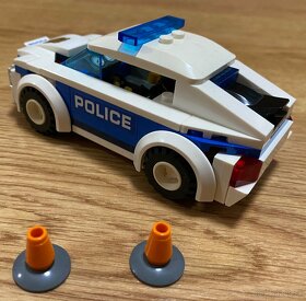 - - - LEGO City - Policajne hliadkovacie auto (60239) - - - - 4