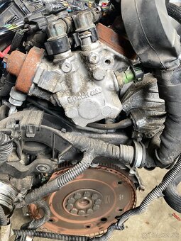 Kompletny motor VOLVO 2,4d D5244T17 - 4