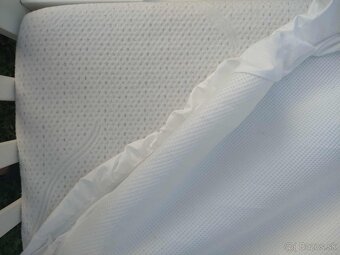 Biela drevená postieľka + nepremokavá plachta - 4