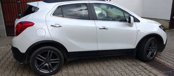 Predám Opel Mokka 4x4,2014 benzín ,103 kW,biela metalíza. - 4