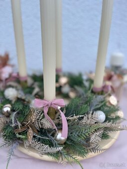 Adventný veniec – jemné farby, kvalitný umelý materiál - 4