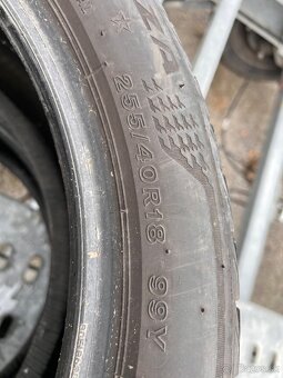 255/40 r18 - 4