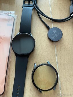 Samsung Galaxy S20+ 5G s Samsung Galaxy Watch 5 - 4