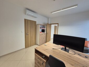 Moderné priestory s umývadlom a parkovaním pri OC Novum - 4