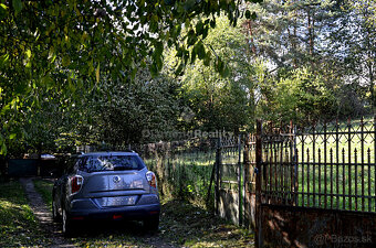 Stavebný, oplotený a slnečný pozemok s vinicou - obec Janík - 4
