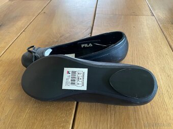 Dievčenské, kožené balerínky č. 32, zn. FILA - 4