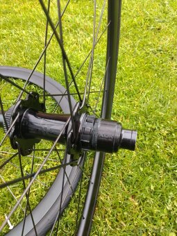 Ľahké hliníkové kolesá 1683g + plášte Pirelli, orech Sram XD - 4