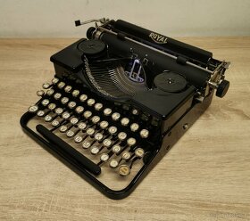 Starožitný písací stroj ROYAL P z roku 1930 - 4