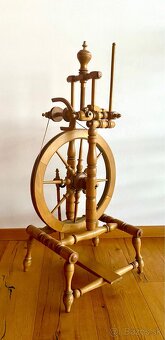 Starý dřevěný kolovrat, rozměry 95 x 45 cm - 4