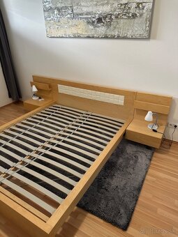 Posteľ 160x200 + rošty, matrac,nočné stolíky - 4