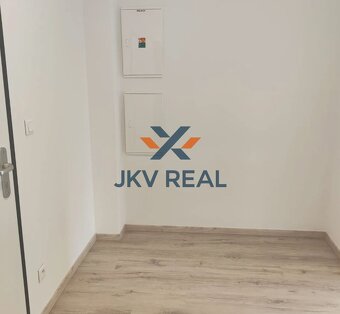 JKVreal ponúka na predaj 2-izbový apartmán s balkónom v proj - 4