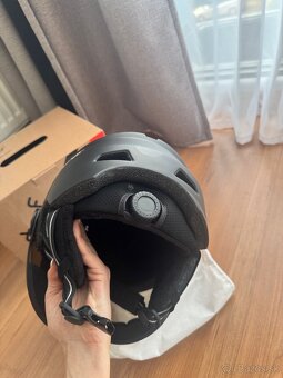 Cierna lyžiarska prilba so štítom - 4