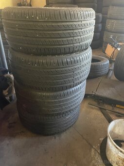 235/45R17 - 4