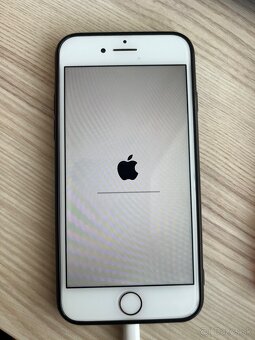 iPhone 8 64GB GOLD - 4