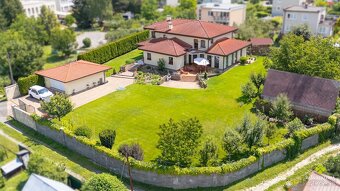 Úchvatná rodinná vila s vnútorným bazénom - 4