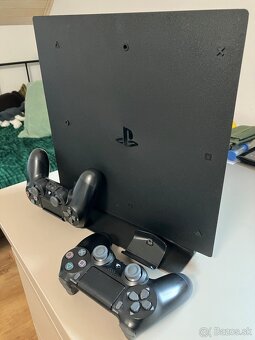 Predám PS 4 PRO - 4