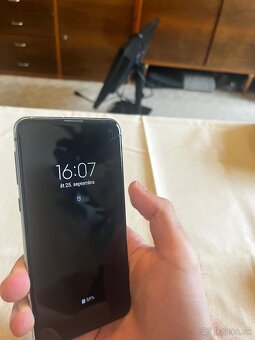 Samsung S10e trochu údretý display - 4