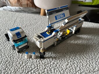 Lego policajný kamion 7743 - 4