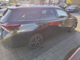 Predám toyoru Auris hybrid Touring sport - 4