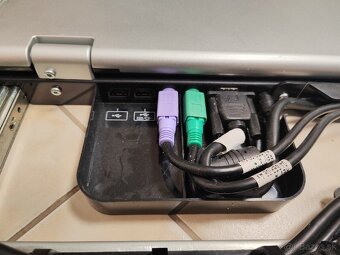 Predám HP TFT7600 + 16p switch - 4