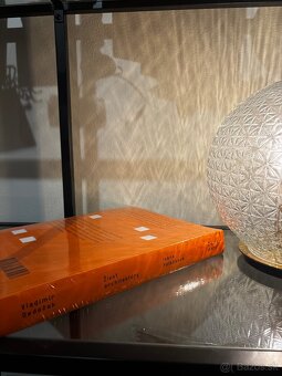 Čierne diery - Život architektúry - 4