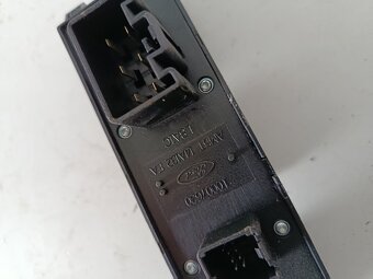 vypinac okien focus mk3 am5t14a132ea 30€ - 4