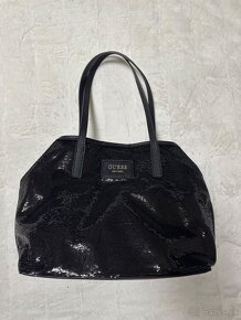 Krásna glitrová kabelka 2v1 zn. GUESS originál - 4