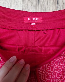 Guess tmavo cervene logovane nohavice teplaky - 4