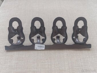 Liatinový kovový vešiak - 4