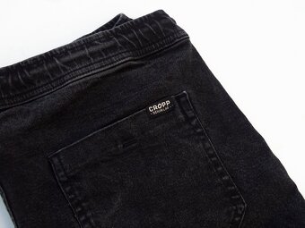 Čierne cargo nohavice Cropp č.34 - 4