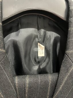 Predám čierny pásikavý oblek - 4