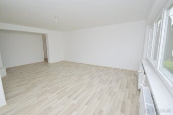 Predaj 3i byt s 260 m2 pozemkom, garážou a pivnicou, Bezenye - 4