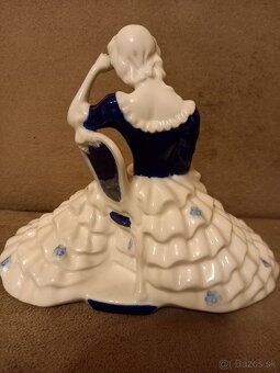 Soska dama s knihou Royal dux - 4