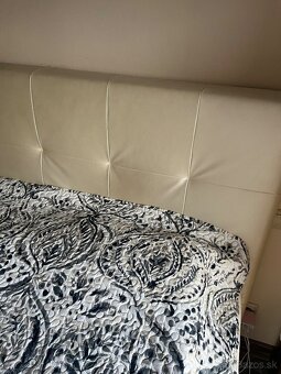 Biela koženkova postel s dvojitymi matracmi - 4