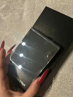 Samsung Galaxy Z Flip5 - 4