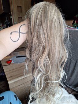 Vlnista popolava blond parochna - 4