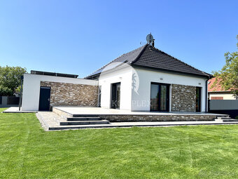 Reality KOMPLEX s.r.o. ponúka na PRENÁJOM exkluzívny rodinný - 4