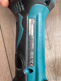 Predám akú brusku Makita dga 452 s baterkou a nabijackou - 4