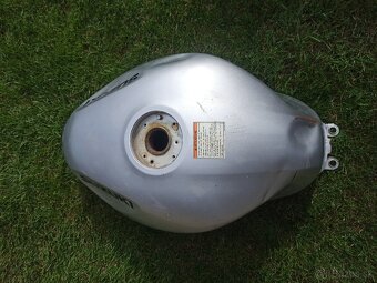 Nádrž Suzuki bandit 1200,600 - 4