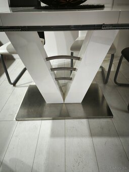 Predám jedálenský stôl so 6ks stoličiek - 4