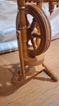 Drevený kolovrátok – ručná práca, funkčný dekoračný model - 4