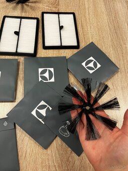 Predám príslušenstvo k vysávaču Elektrolux PUREi9 - 4